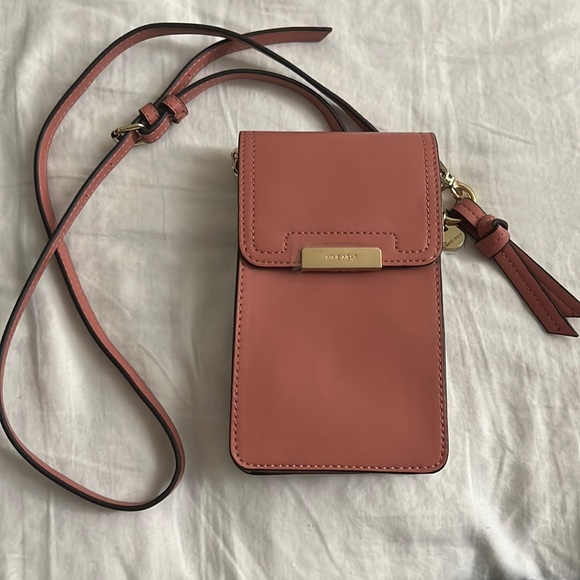 📱NEW Lawson Phone Crossbody with Gold Chain details📱 - Picture 2 of 5